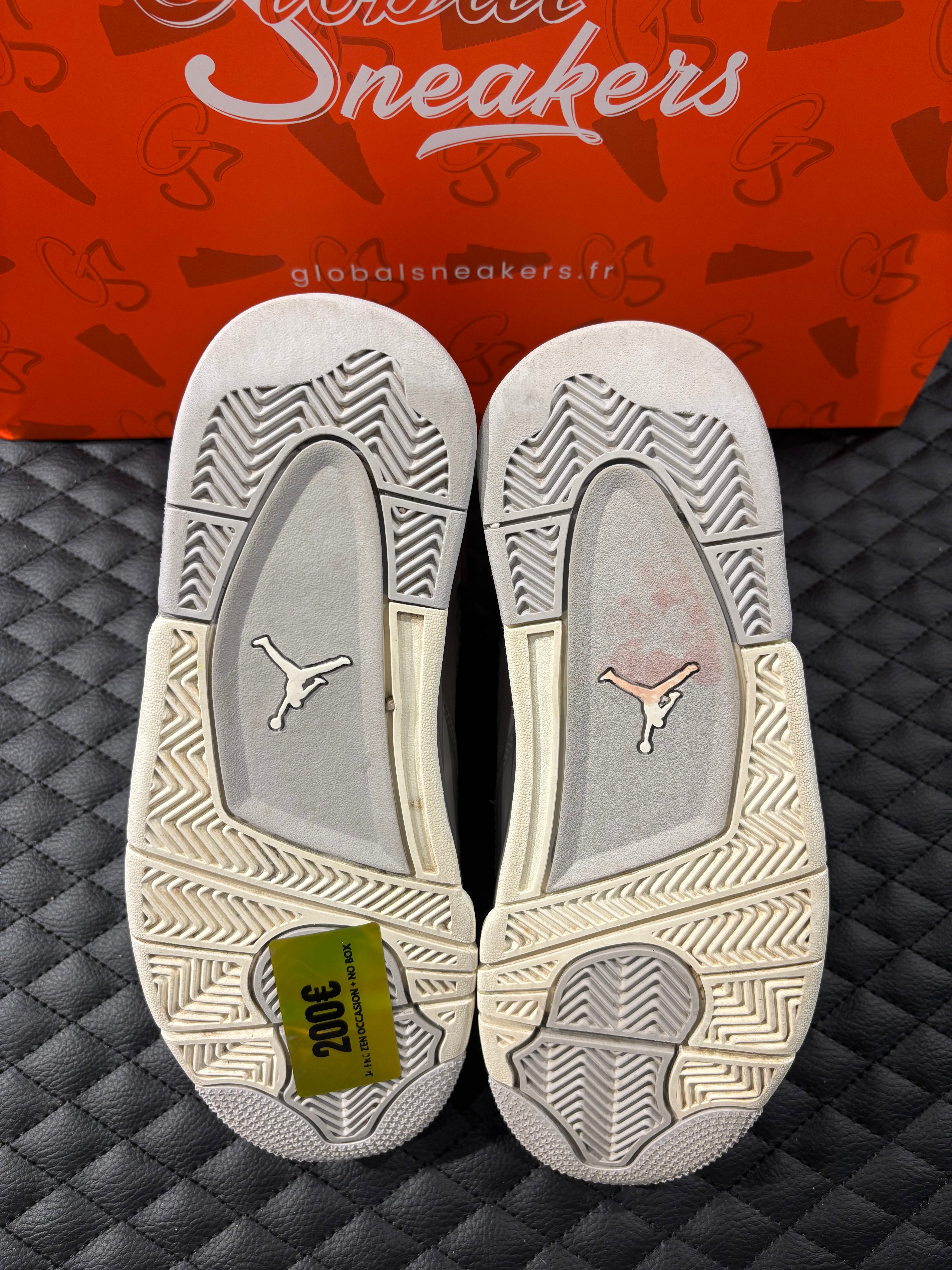 Jordan 4 Rétro Frozen Moments femme d’occasion en état 8,5/10, cuir gris perlé, détails texturés, sneaker sans boîte.