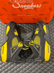 Jordan 4 Rétro Thunder d’occasion en état 8,5/10, suede noir, détails jaunes, sneaker sans boîte.