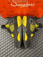 Jordan 4 Rétro Thunder d’occasion en état 8,5/10, suede noir, détails jaunes, sneaker sans boîte.
