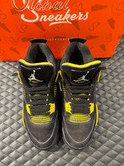 Jordan 4 Rétro Thunder d’occasion en état 8,5/10, suede noir, détails jaunes, sneaker sans boîte.