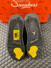 Jordan 4 Rétro Thunder d’occasion en état 8,5/10, suede noir, détails jaunes, sneaker sans boîte.