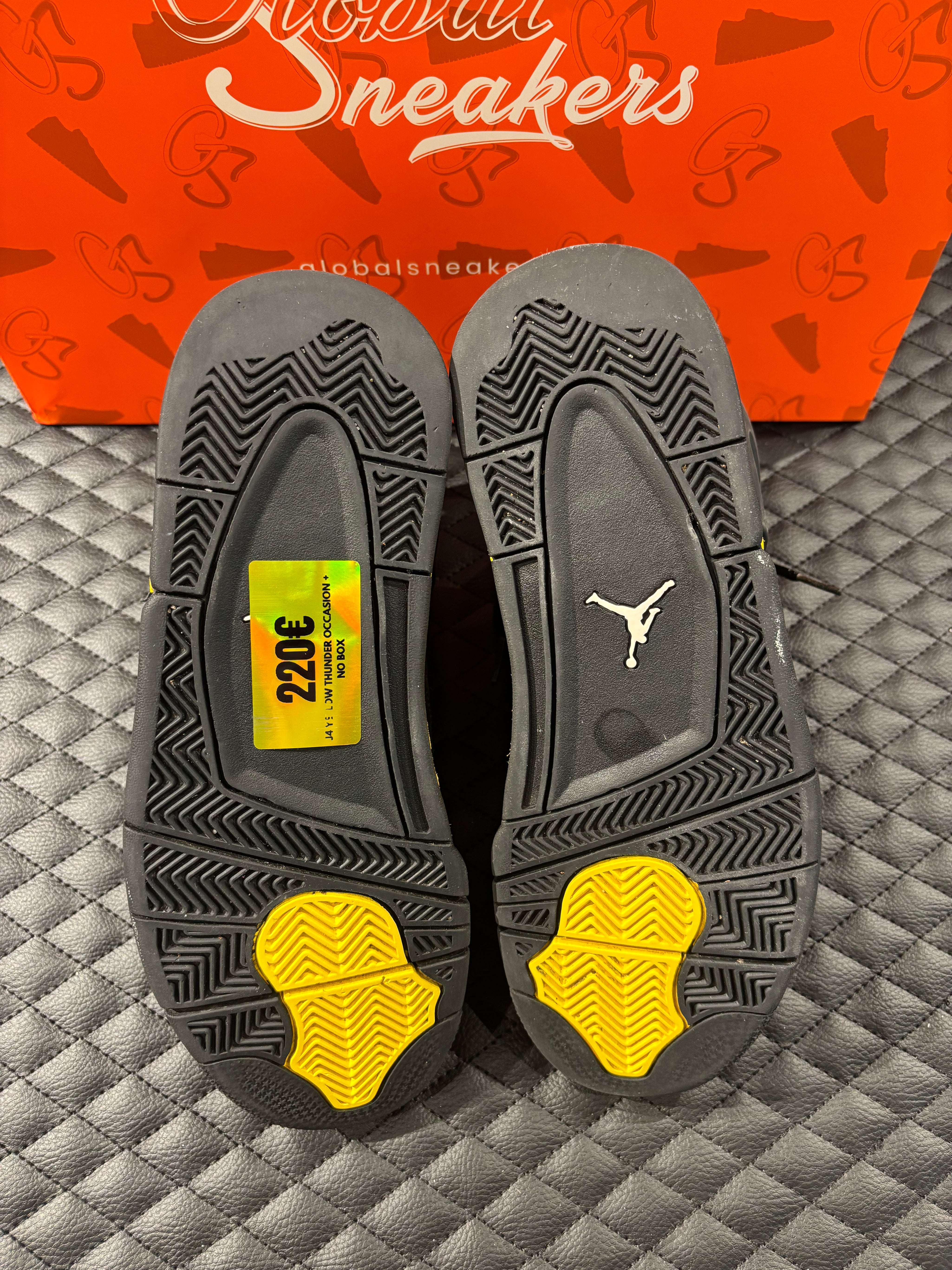 Jordan 4 Rétro Thunder d’occasion en état 8,5/10, suede noir, détails jaunes, sneaker sans boîte.