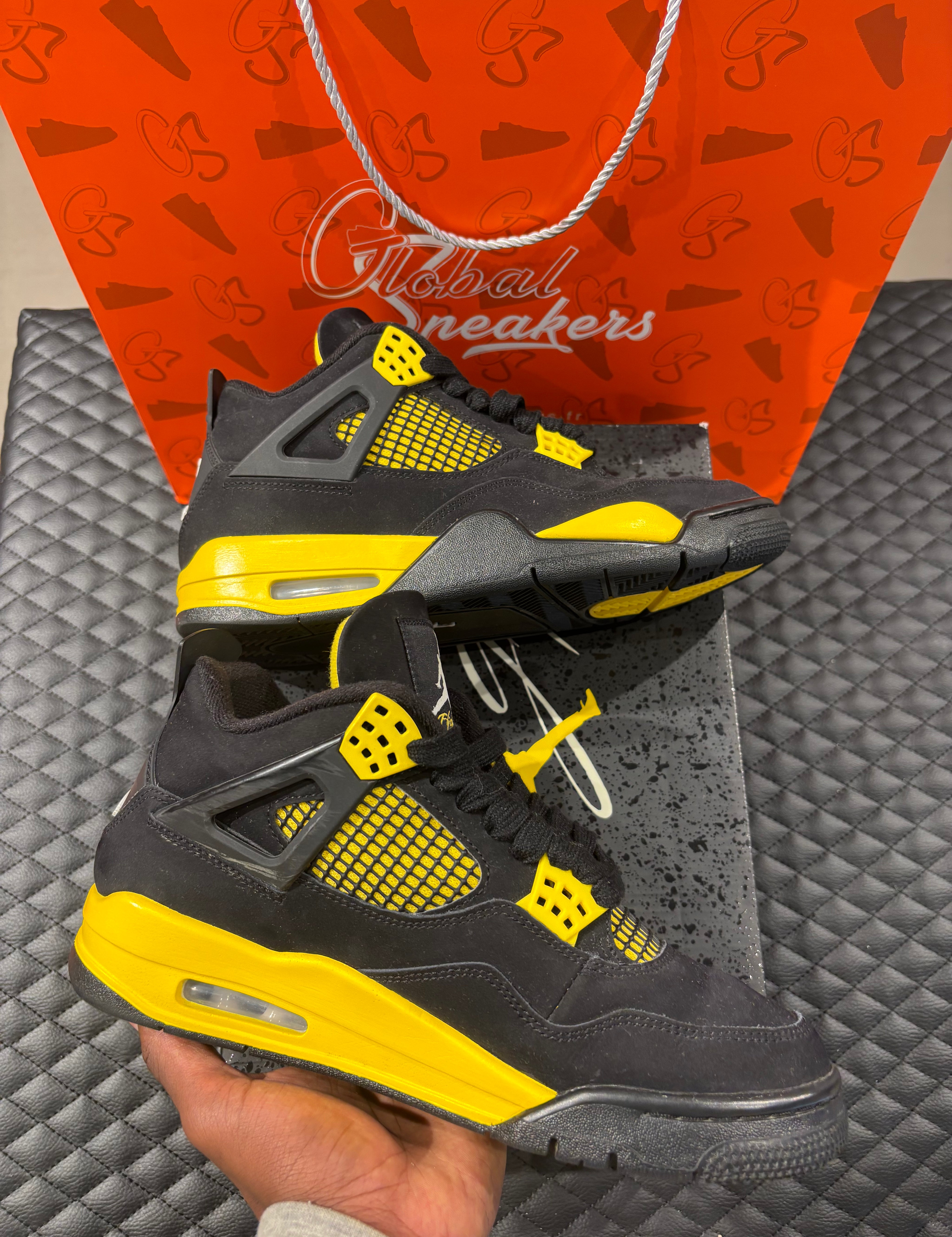 10, suede noir, détails jaunes, sneaker sans boîte.
