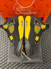 Jordan 4 Rétro Thunder d’occasion en état 8,5/10, suede noir, détails jaunes, sneaker sans boîte.
