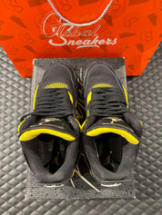 Jordan 4 Rétro Thunder d’occasion en état 8,5/10, suede noir, détails jaunes, sneaker sans boîte.
