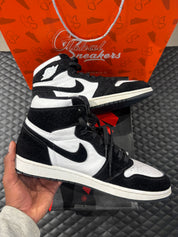 Jordan 1 Retro High Twist d’occasion en état 9/10, cuir blanc et poils noirs, silhouette haute iconique, sneaker avec boîte.