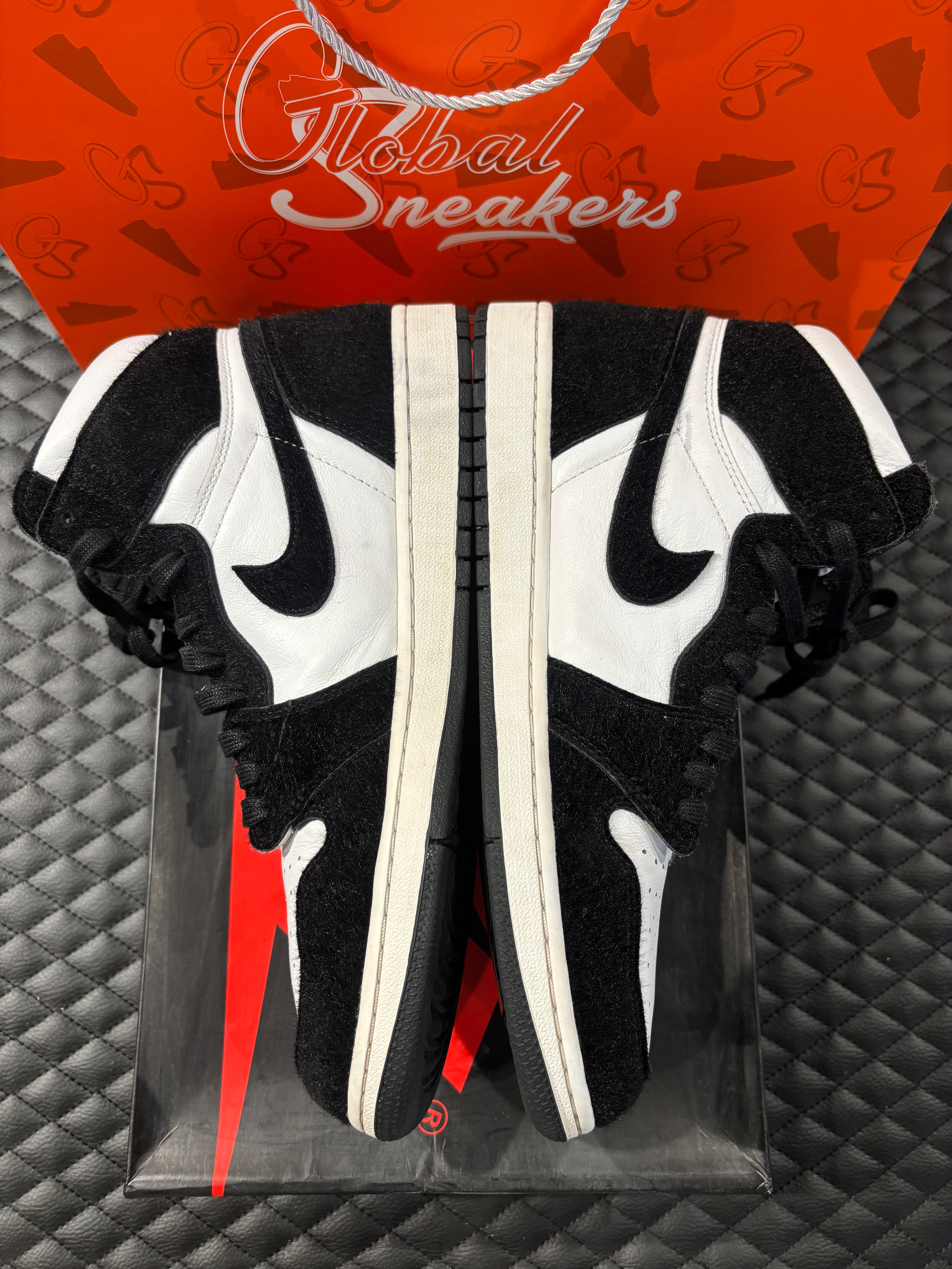 Jordan 1 Retro High Twist d’occasion en état 9/10, cuir blanc et poils noirs, silhouette haute iconique, sneaker avec boîte.