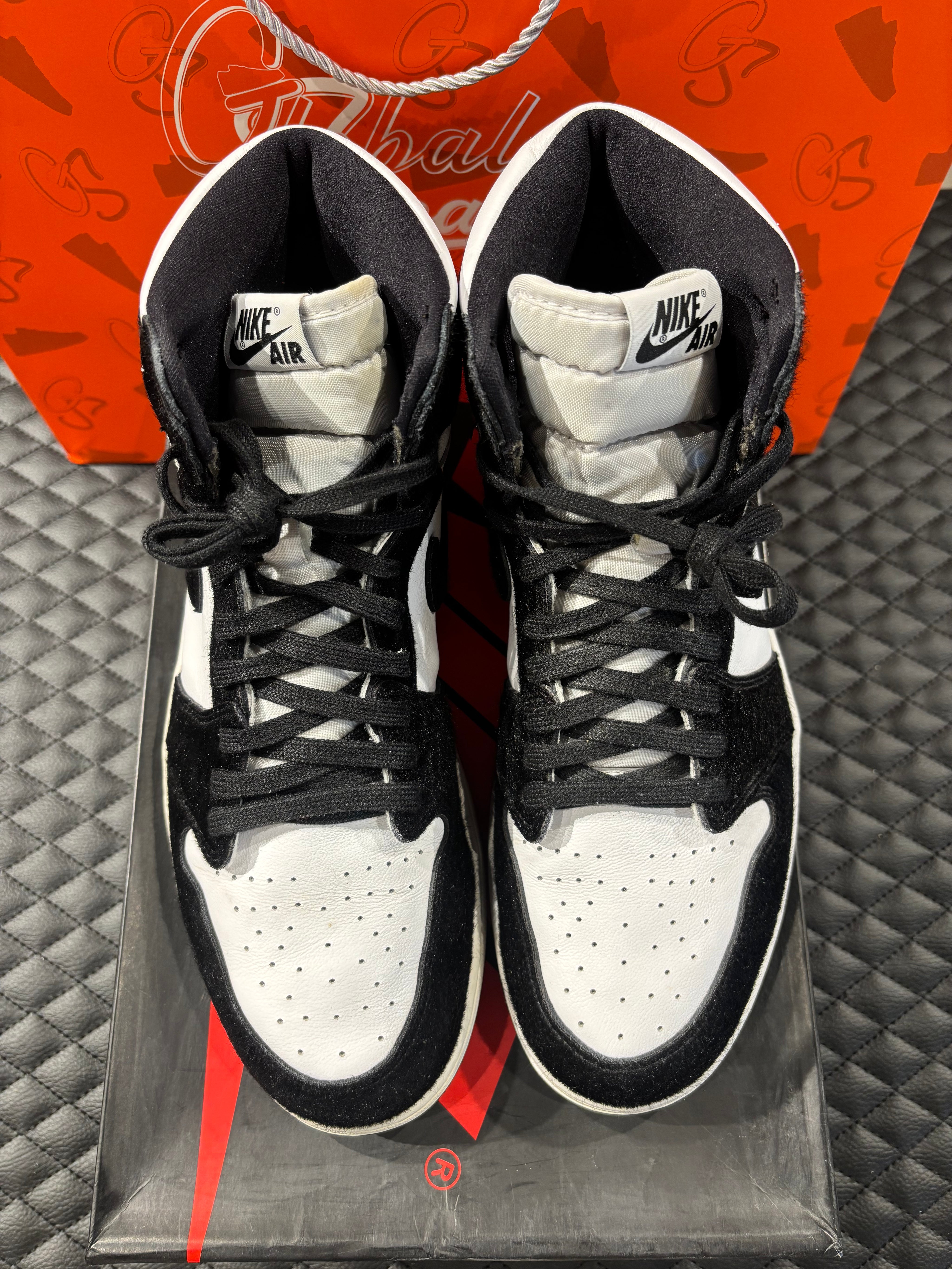 Jordan 1 Retro High Twist d’occasion en état 9/10, cuir blanc et poils noirs, silhouette haute iconique, sneaker avec boîte.