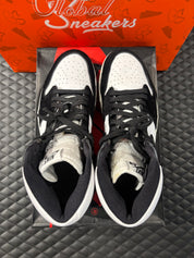 Jordan 1 Retro High Twist d’occasion en état 9/10, cuir blanc et poils noirs, silhouette haute iconique, sneaker avec boîte.