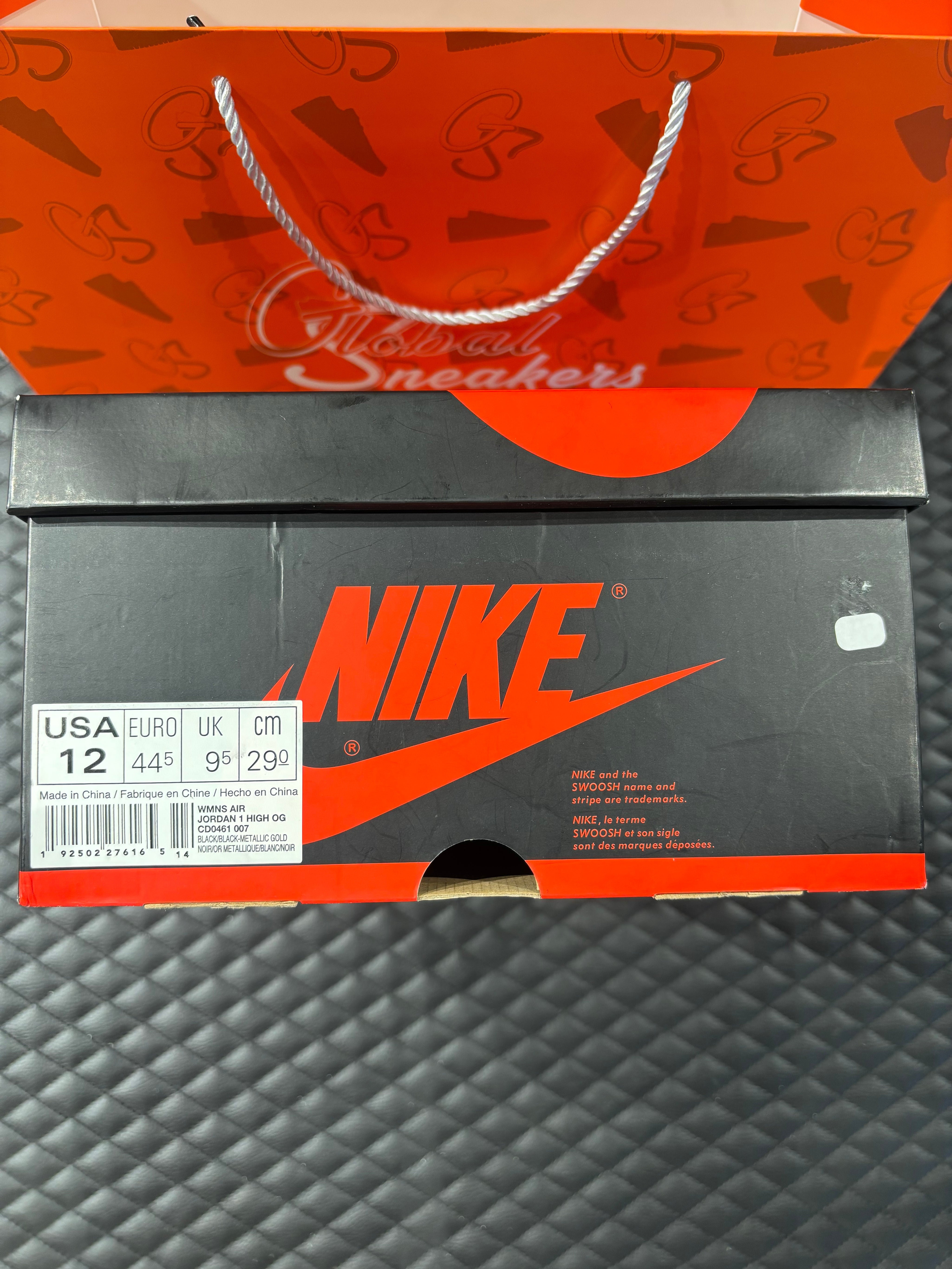 Jordan 1 Retro High Twist d’occasion en état 9/10, cuir blanc et poils noirs, silhouette haute iconique, sneaker avec boîte.