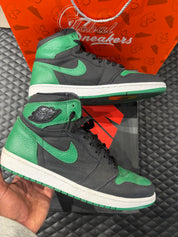 Jordan 1 Haute Rétro d’occasion en état 8,5/10, cuir vert pin et noir, silhouette haute classique, sneaker avec boîte.