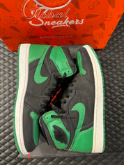 Jordan 1 Haute Rétro d’occasion en état 8,5/10, cuir vert pin et noir, silhouette haute classique, sneaker avec boîte.