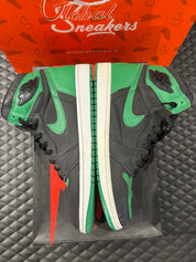 Jordan 1 Haute Rétro d’occasion en état 8,5/10, cuir vert pin et noir, silhouette haute classique, sneaker avec boîte.