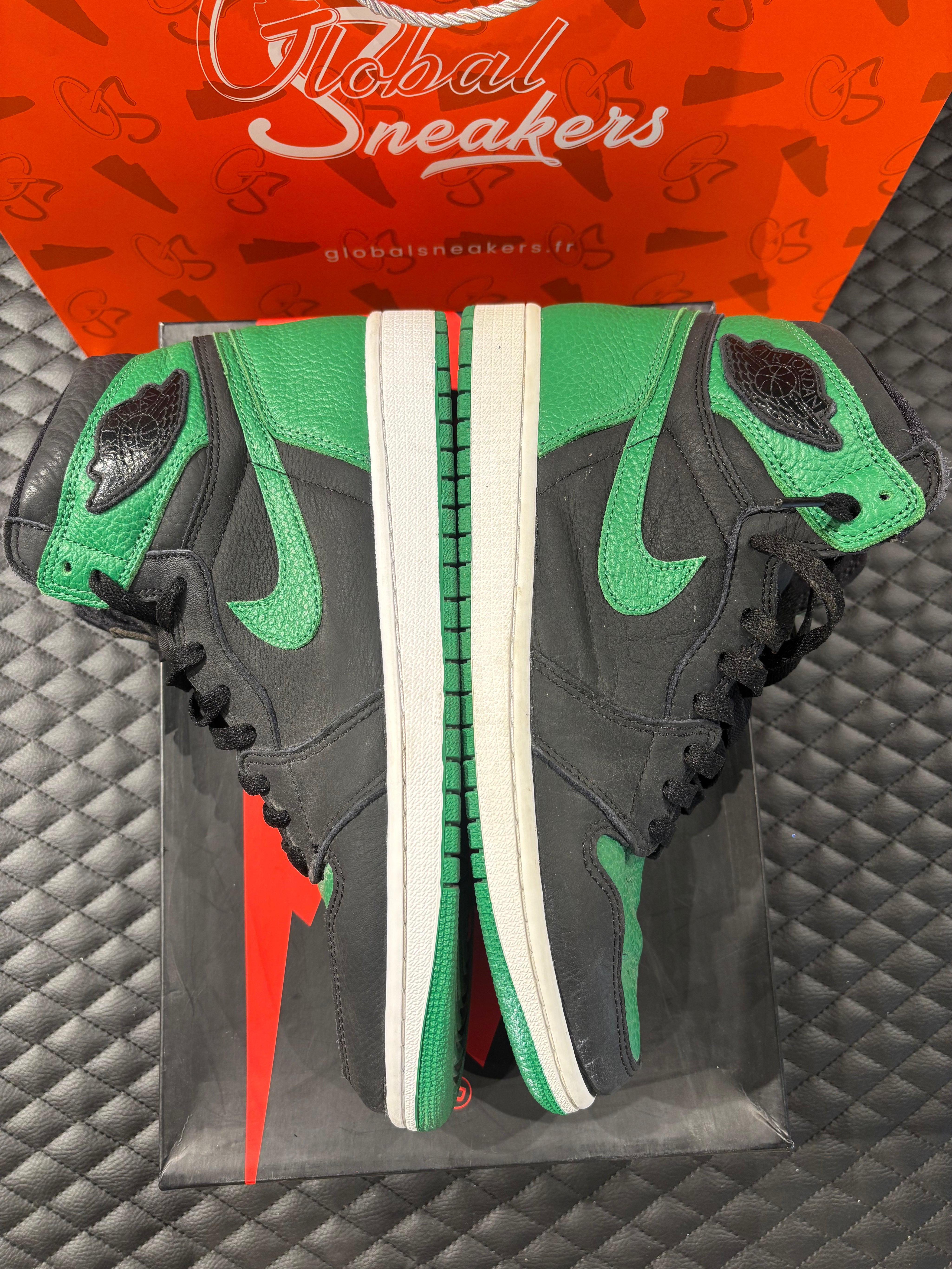 Jordan 1 Haute Rétro d’occasion en état 8,5/10, cuir vert pin et noir, silhouette haute classique, sneaker avec boîte.