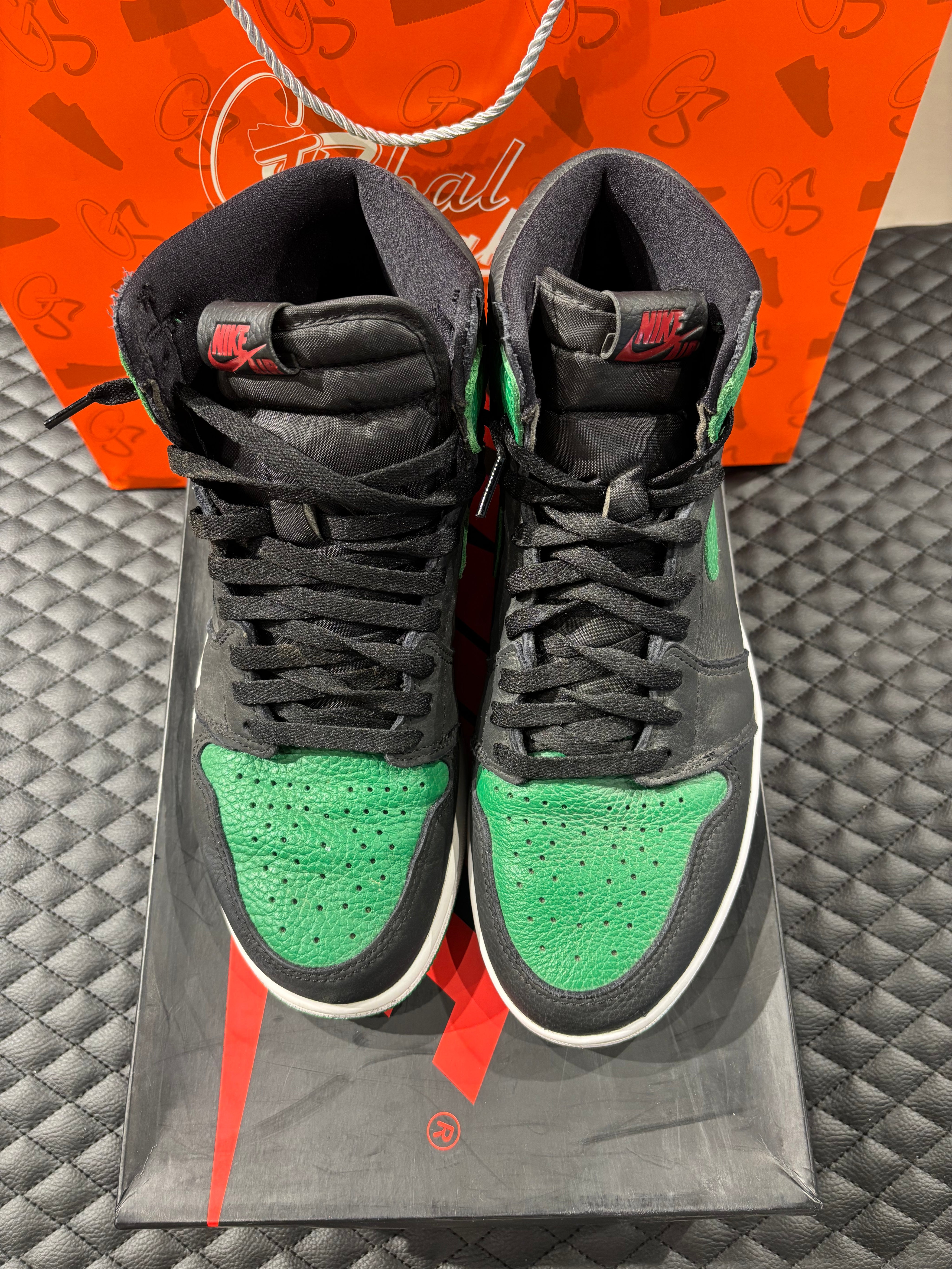 Jordan 1 Haute Rétro d’occasion en état 8,5/10, cuir vert pin et noir, silhouette haute classique, sneaker avec boîte.