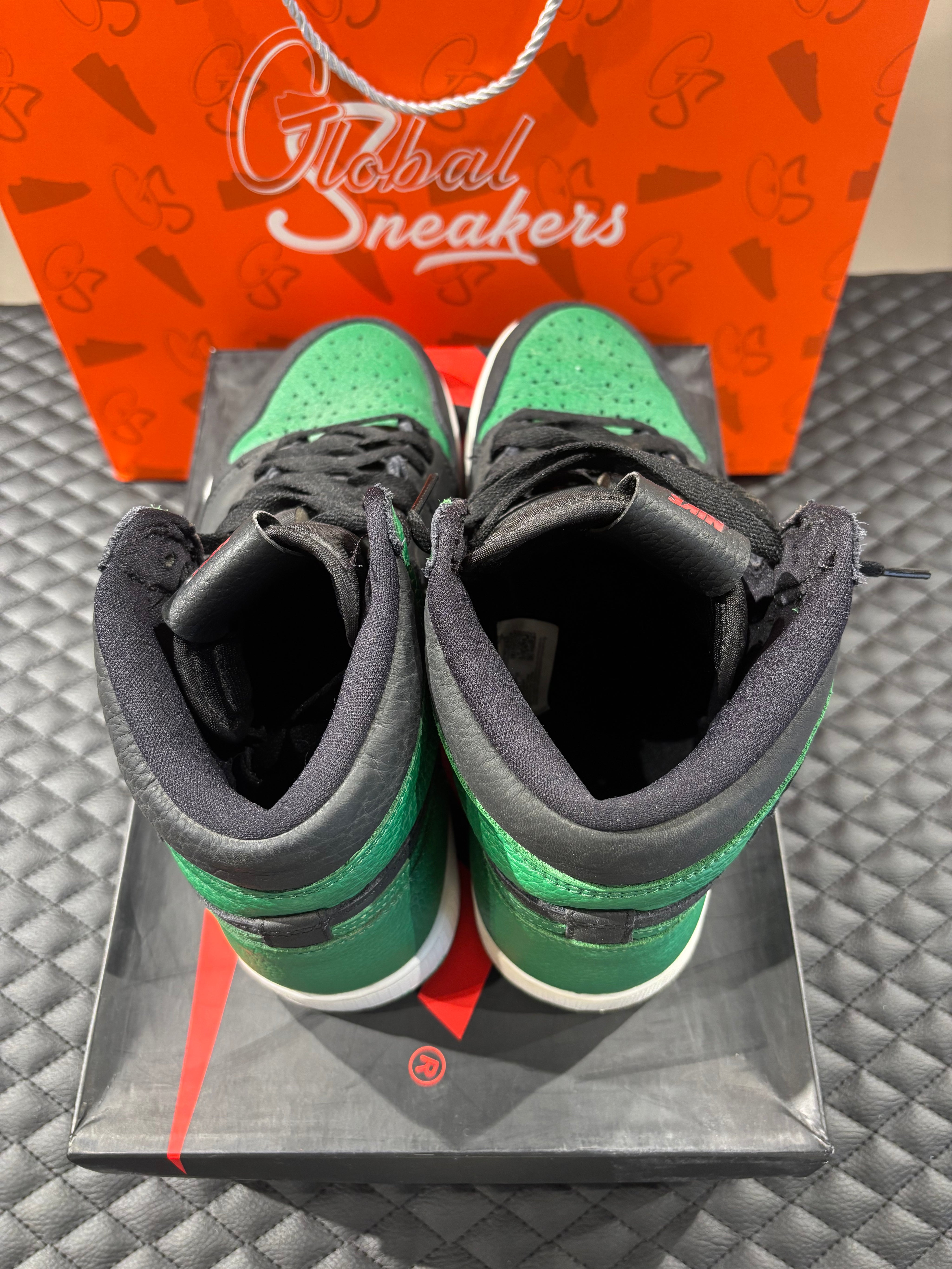 Jordan 1 Haute Rétro d’occasion en état 8,5/10, cuir vert pin et noir, silhouette haute classique, sneaker avec boîte.