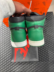 Jordan 1 Haute Rétro d’occasion en état 8,5/10, cuir vert pin et noir, silhouette haute classique, sneaker avec boîte.