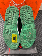 Jordan 1 Haute Rétro d’occasion en état 8,5/10, cuir vert pin et noir, silhouette haute classique, sneaker avec boîte.