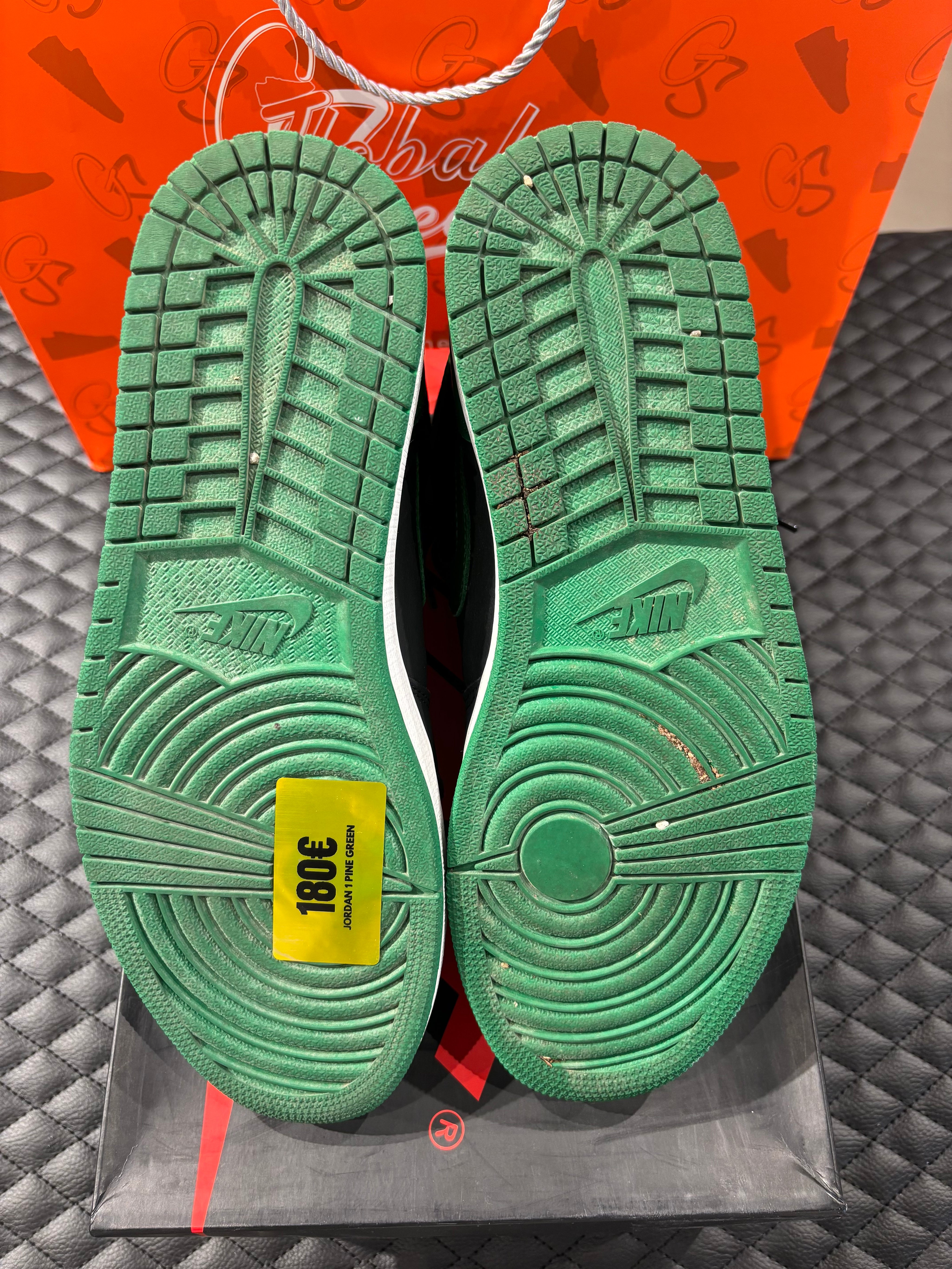 Jordan 1 Haute Rétro d’occasion en état 8,5/10, cuir vert pin et noir, silhouette haute classique, sneaker avec boîte.