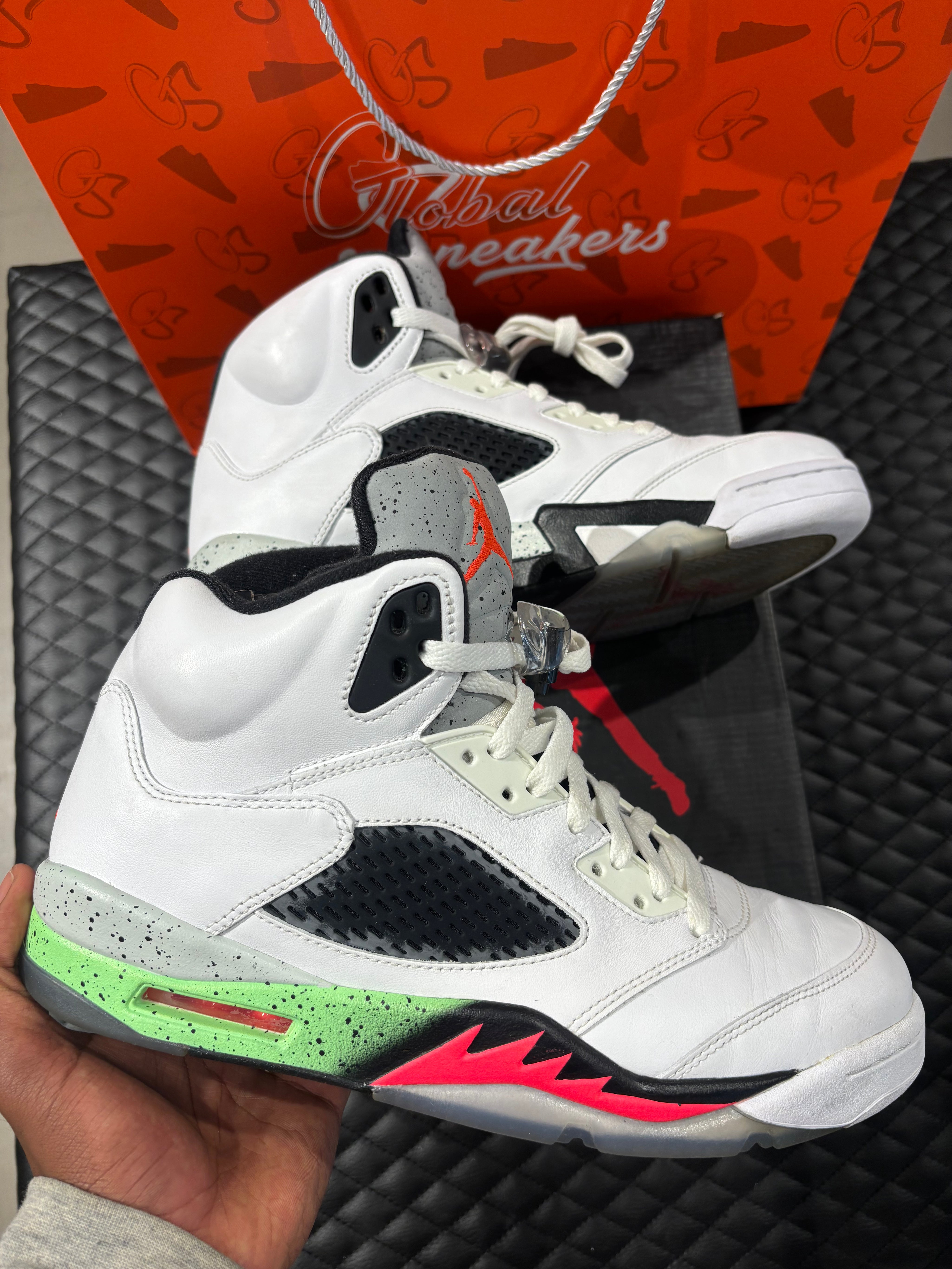 Jordan 5 Rétro Vert Poison d’occasion en état 8,5/10, suede vert vif, détails signature, sneaker avec boîte.