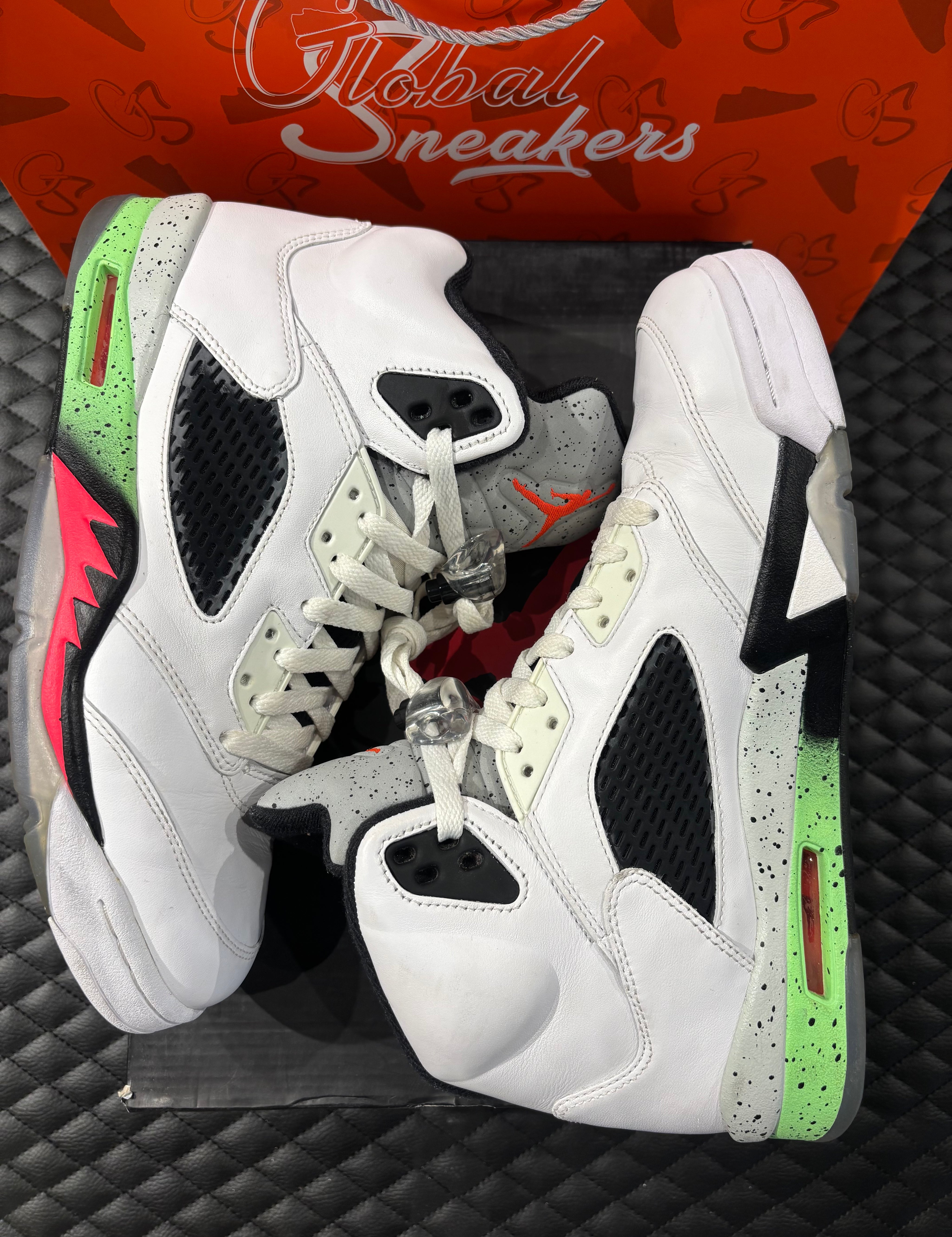 10, suede vert vif, détails signature, sneaker avec boîte.