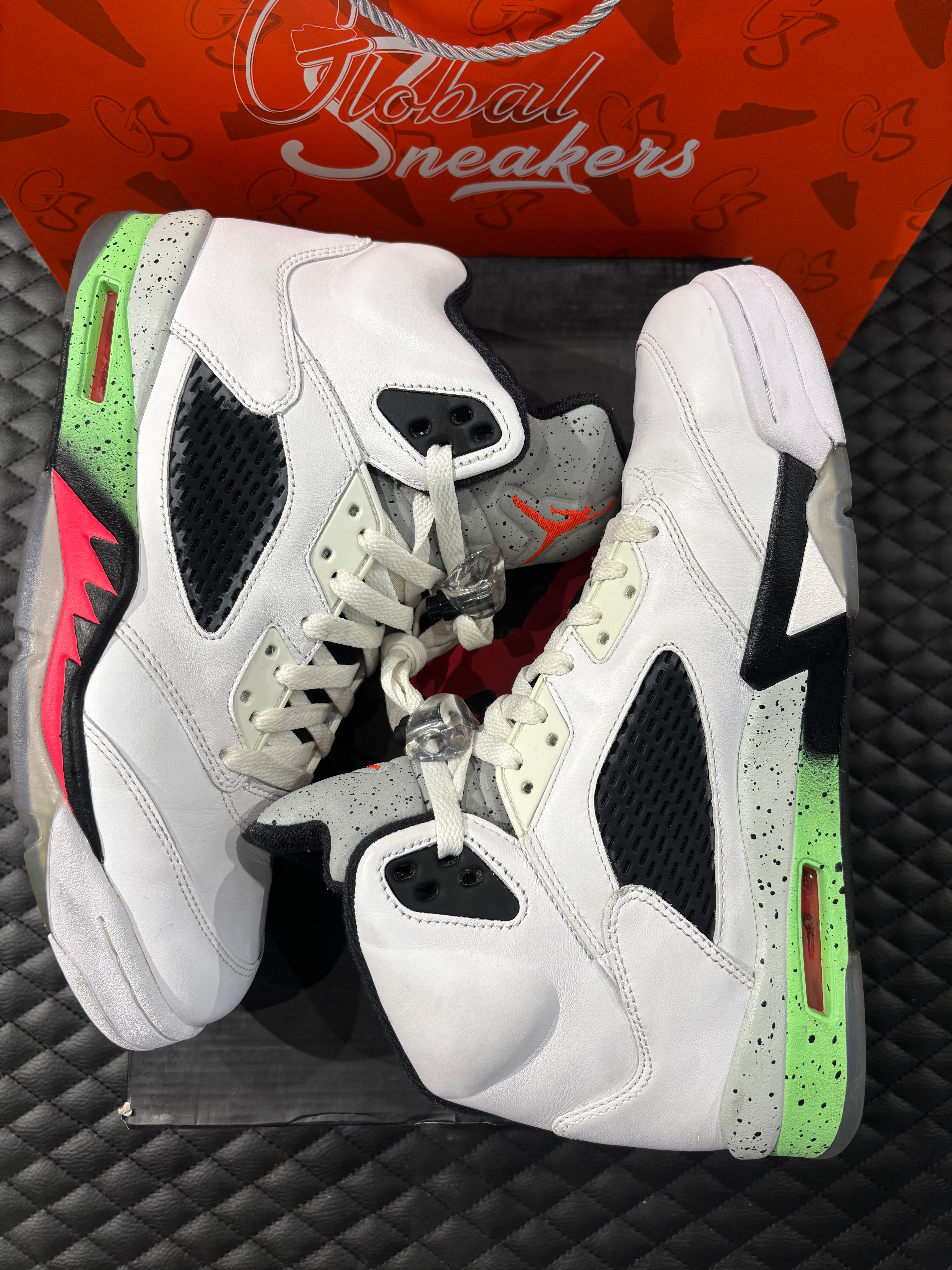 Jordan 5 Rétro Vert Poison d’occasion en état 8,5/10, suede vert vif, détails signature, sneaker avec boîte.