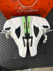 Jordan 5 Rétro Vert Poison d’occasion en état 8,5/10, suede vert vif, détails signature, sneaker avec boîte.