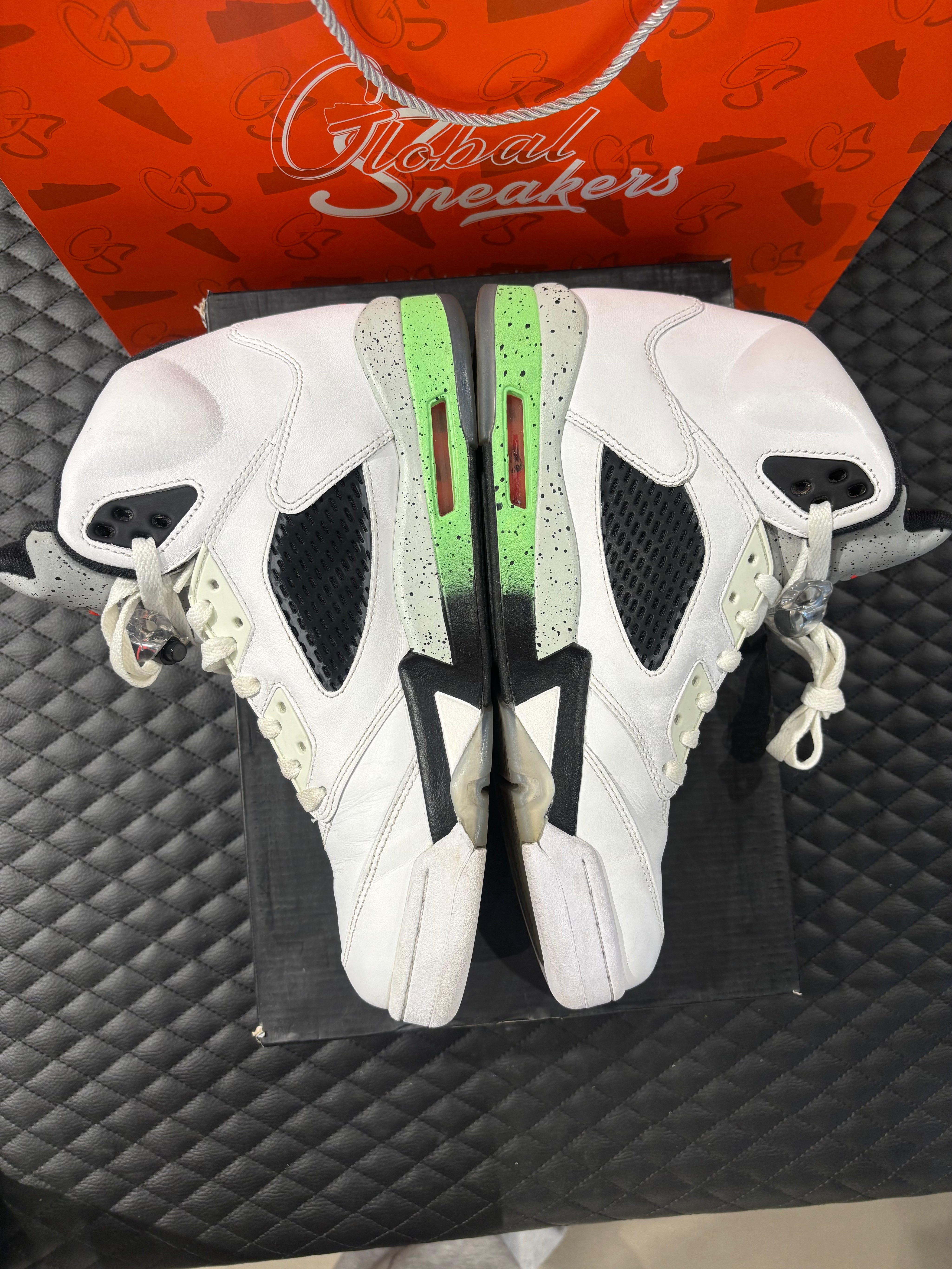 Jordan 5 Rétro Vert Poison d’occasion en état 8,5/10, suede vert vif, détails signature, sneaker avec boîte.