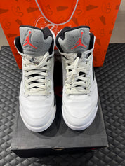 Jordan 5 Rétro Vert Poison d’occasion en état 8,5/10, suede vert vif, détails signature, sneaker avec boîte.