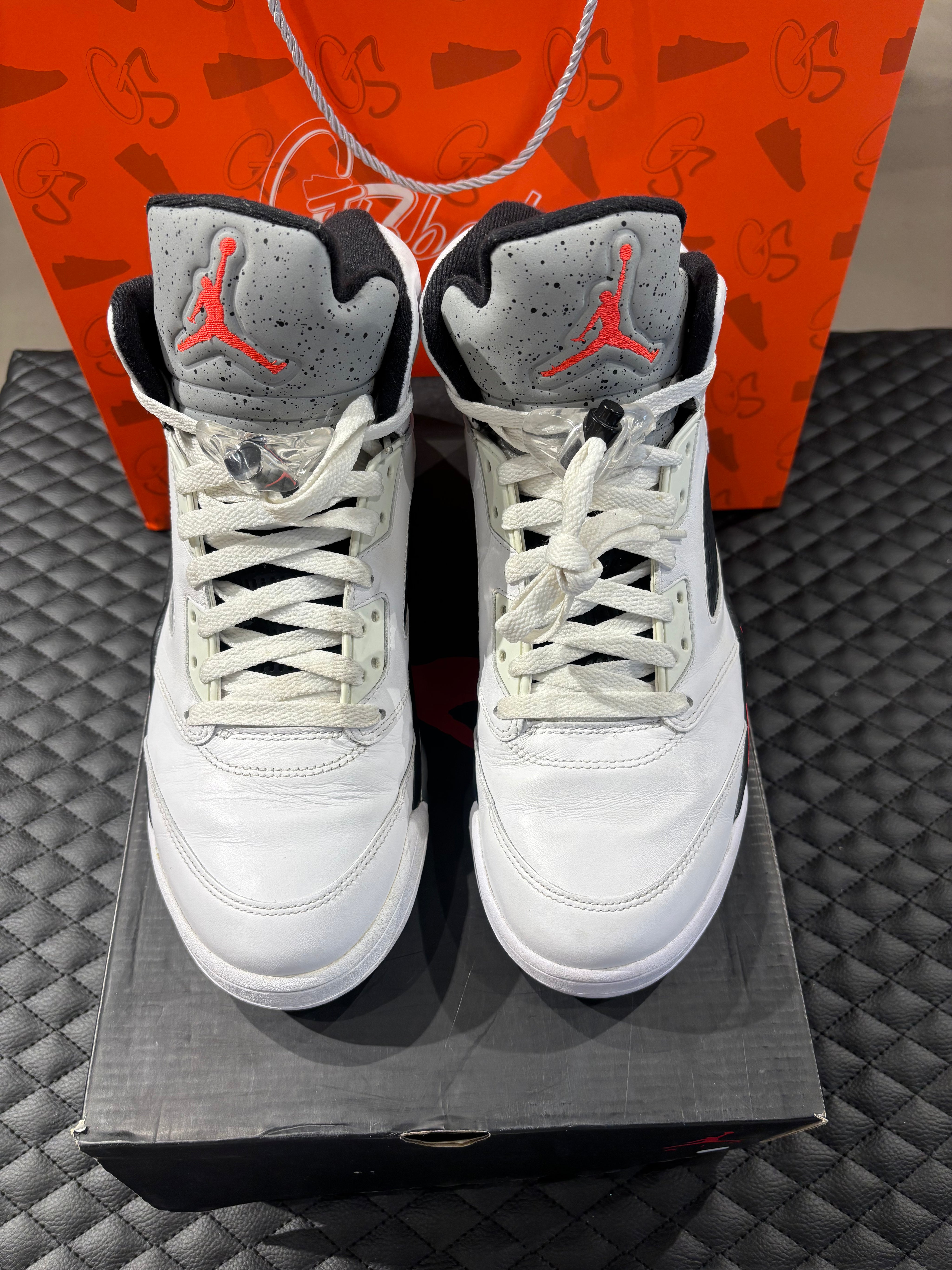 Jordan 5 Rétro Vert Poison d’occasion en état 8,5/10, suede vert vif, détails signature, sneaker avec boîte.