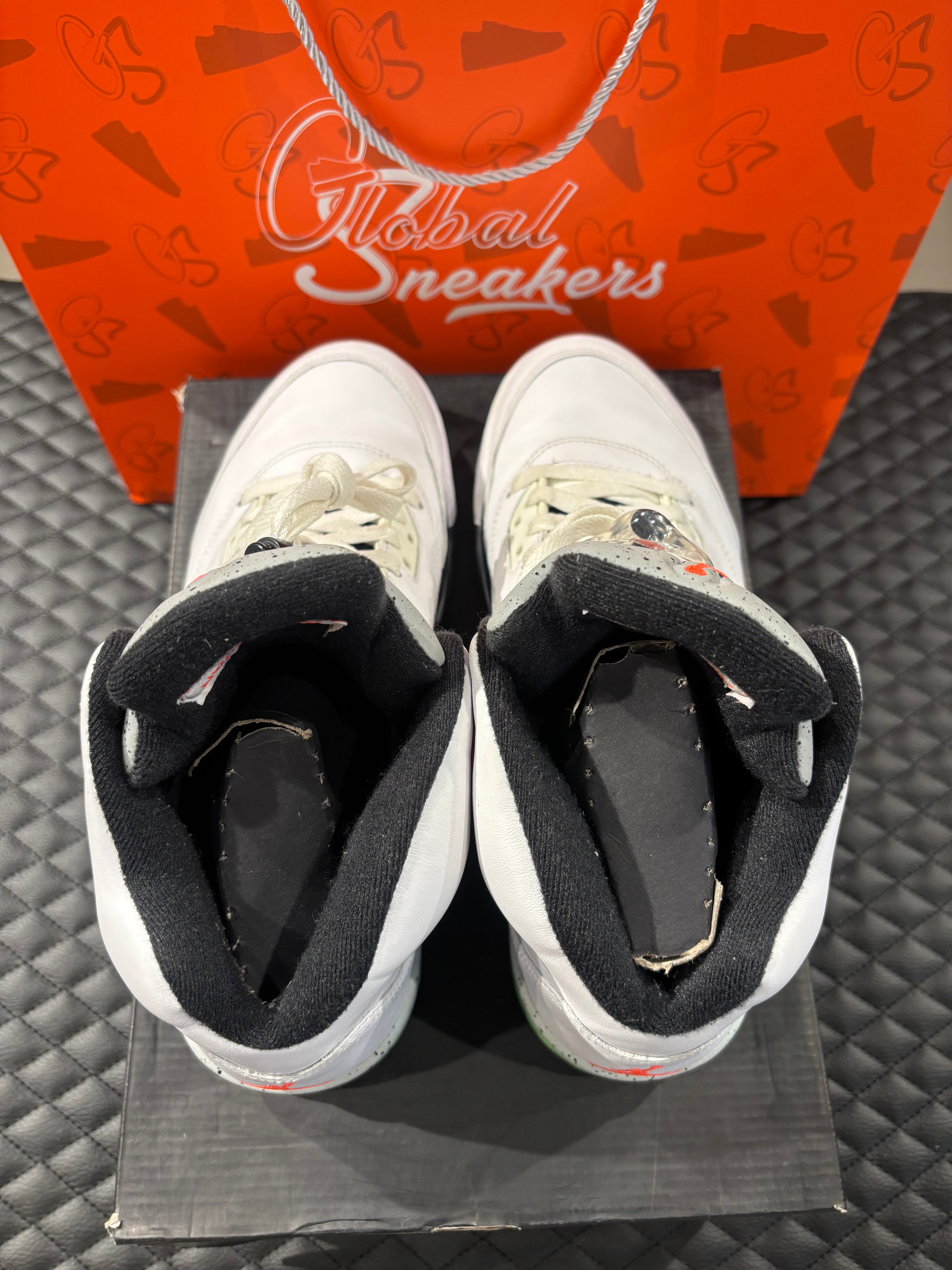 Jordan 5 Rétro Vert Poison d’occasion en état 8,5/10, suede vert vif, détails signature, sneaker avec boîte.