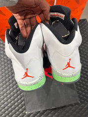 Jordan 5 Rétro Vert Poison d’occasion en état 8,5/10, suede vert vif, détails signature, sneaker avec boîte.