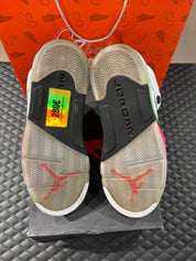 Jordan 5 Rétro Vert Poison d’occasion en état 8,5/10, suede vert vif, détails signature, sneaker avec boîte.