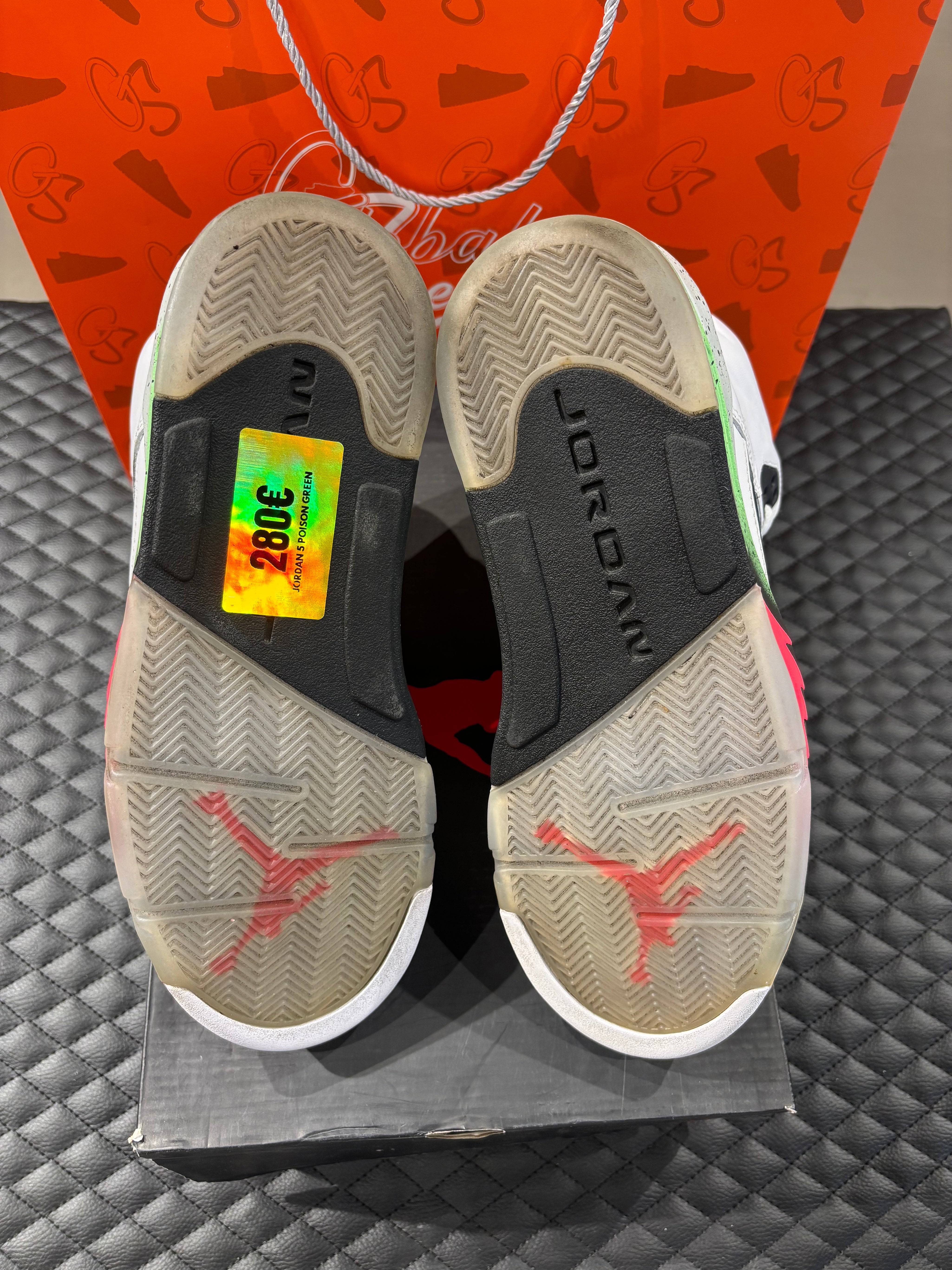 Jordan 5 Rétro Vert Poison d’occasion en état 8,5/10, suede vert vif, détails signature, sneaker avec boîte.