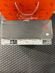 Jordan 5 Rétro Vert Poison d’occasion en état 8,5/10, suede vert vif, détails signature, sneaker avec boîte.