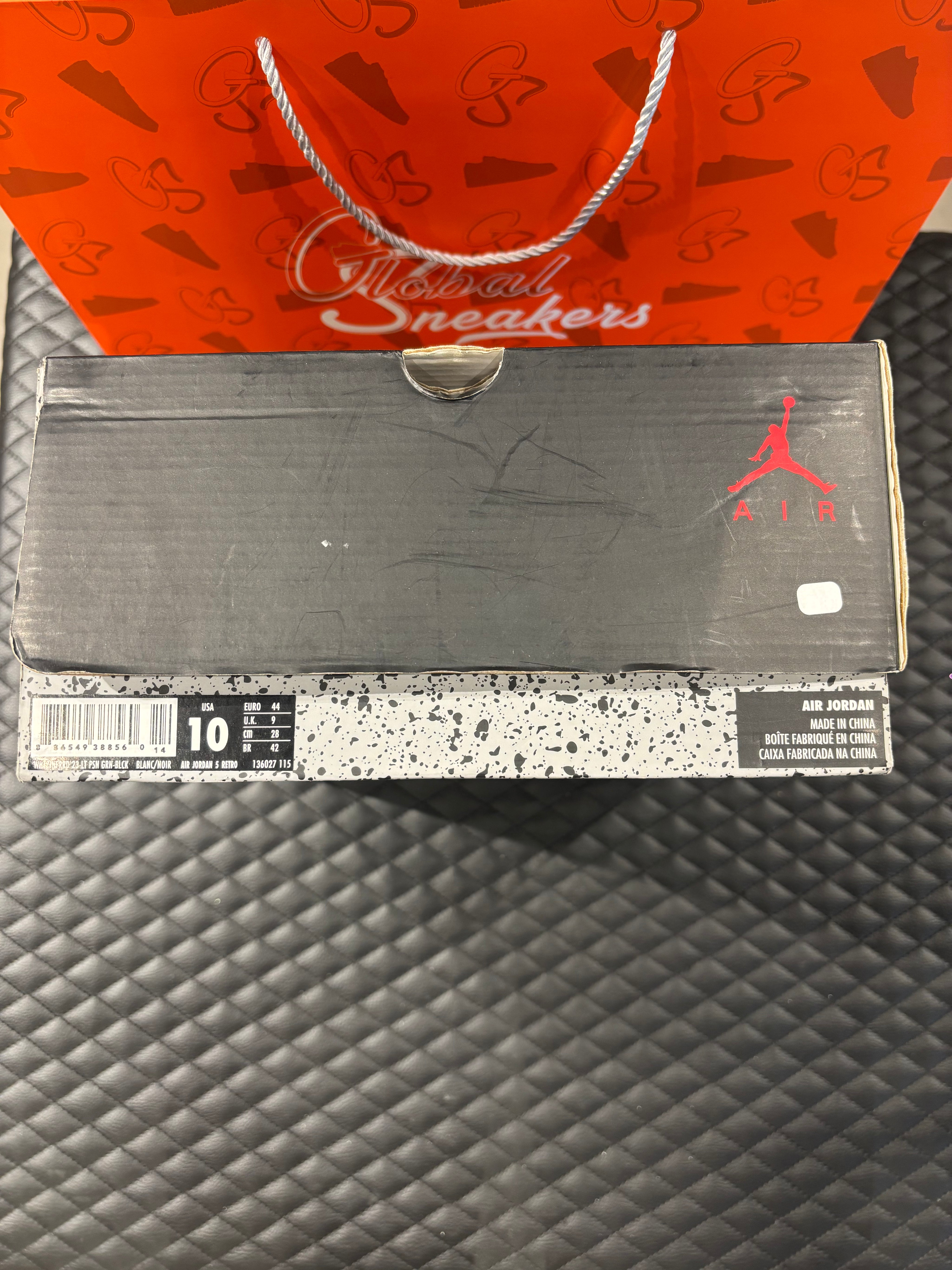 Jordan 5 Rétro Vert Poison d’occasion en état 8,5/10, suede vert vif, détails signature, sneaker avec boîte.