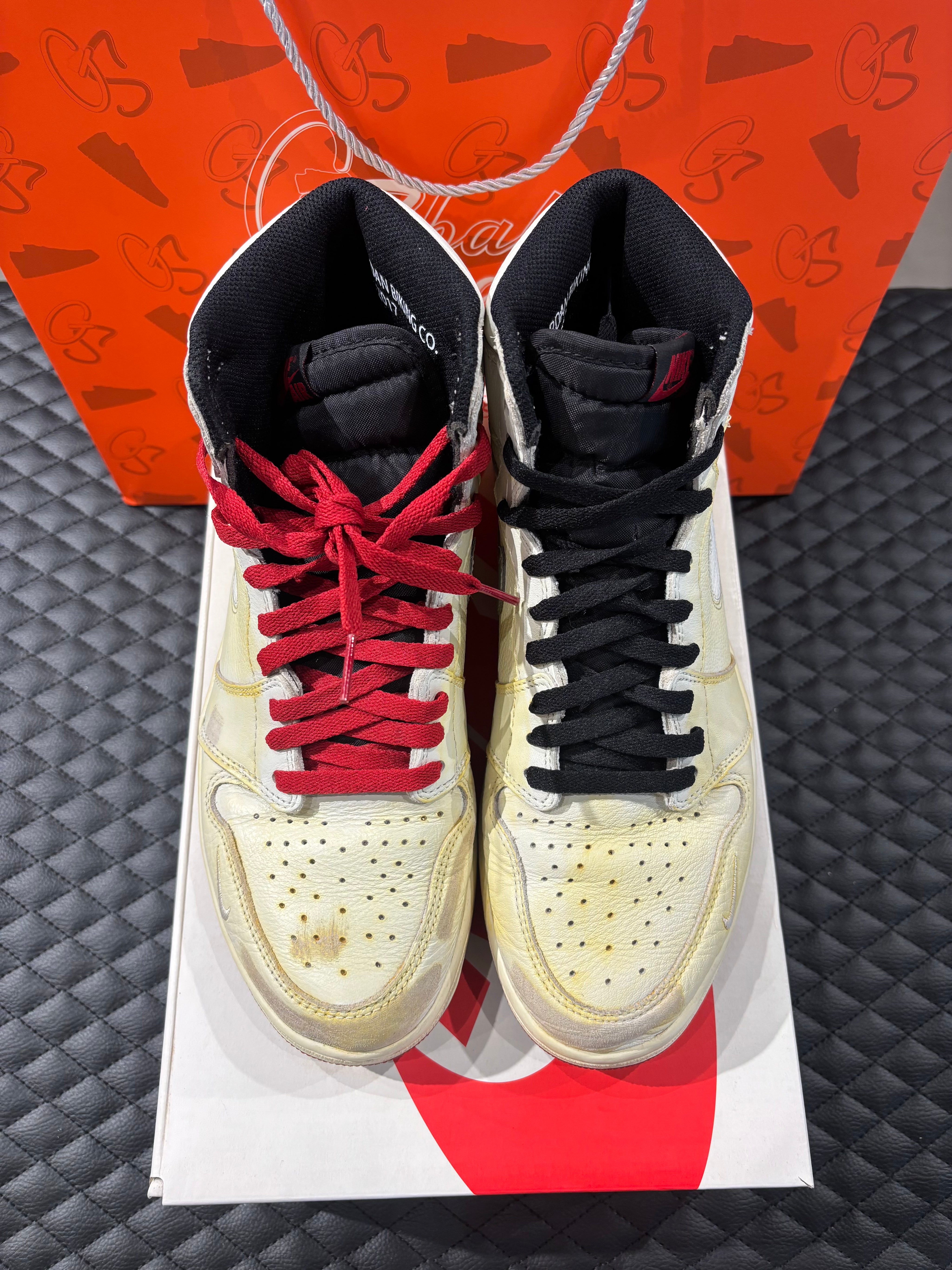 Jordan 1 High Rétro Nigel Sylvester d’occasion en état 8,5/10, cuir blanc patiné, détails crème et noirs, sneaker avec boîte.