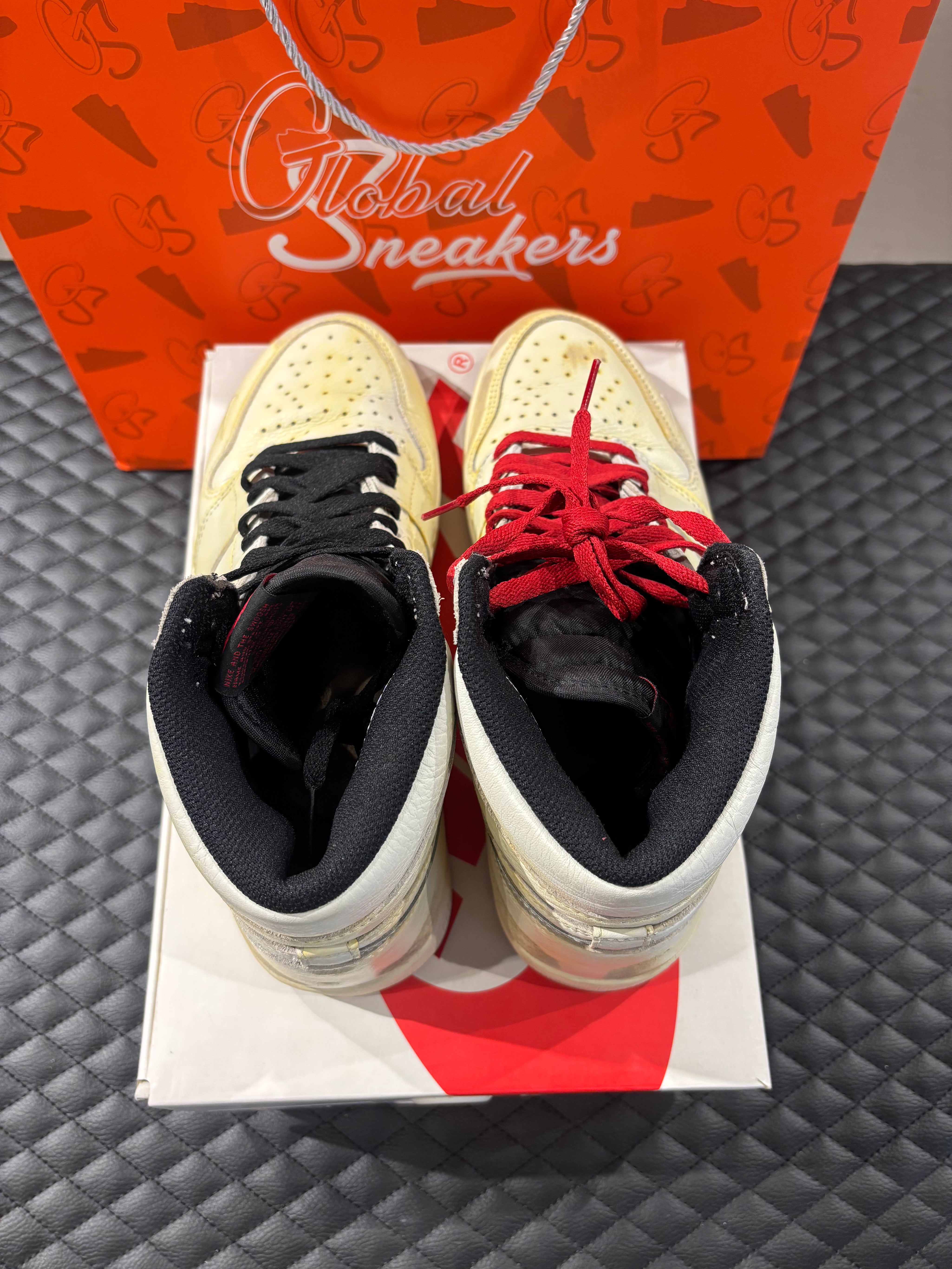 Jordan 1 High Rétro Nigel Sylvester d’occasion en état 8,5/10, cuir blanc patiné, détails crème et noirs, sneaker avec boîte.