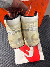 Jordan 1 High Rétro Nigel Sylvester d’occasion en état 8,5/10, cuir blanc patiné, détails crème et noirs, sneaker avec boîte.