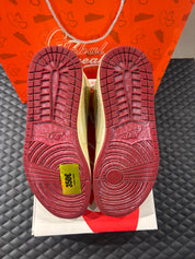 Jordan 1 High Rétro Nigel Sylvester d’occasion en état 8,5/10, cuir blanc patiné, détails crème et noirs, sneaker avec boîte.