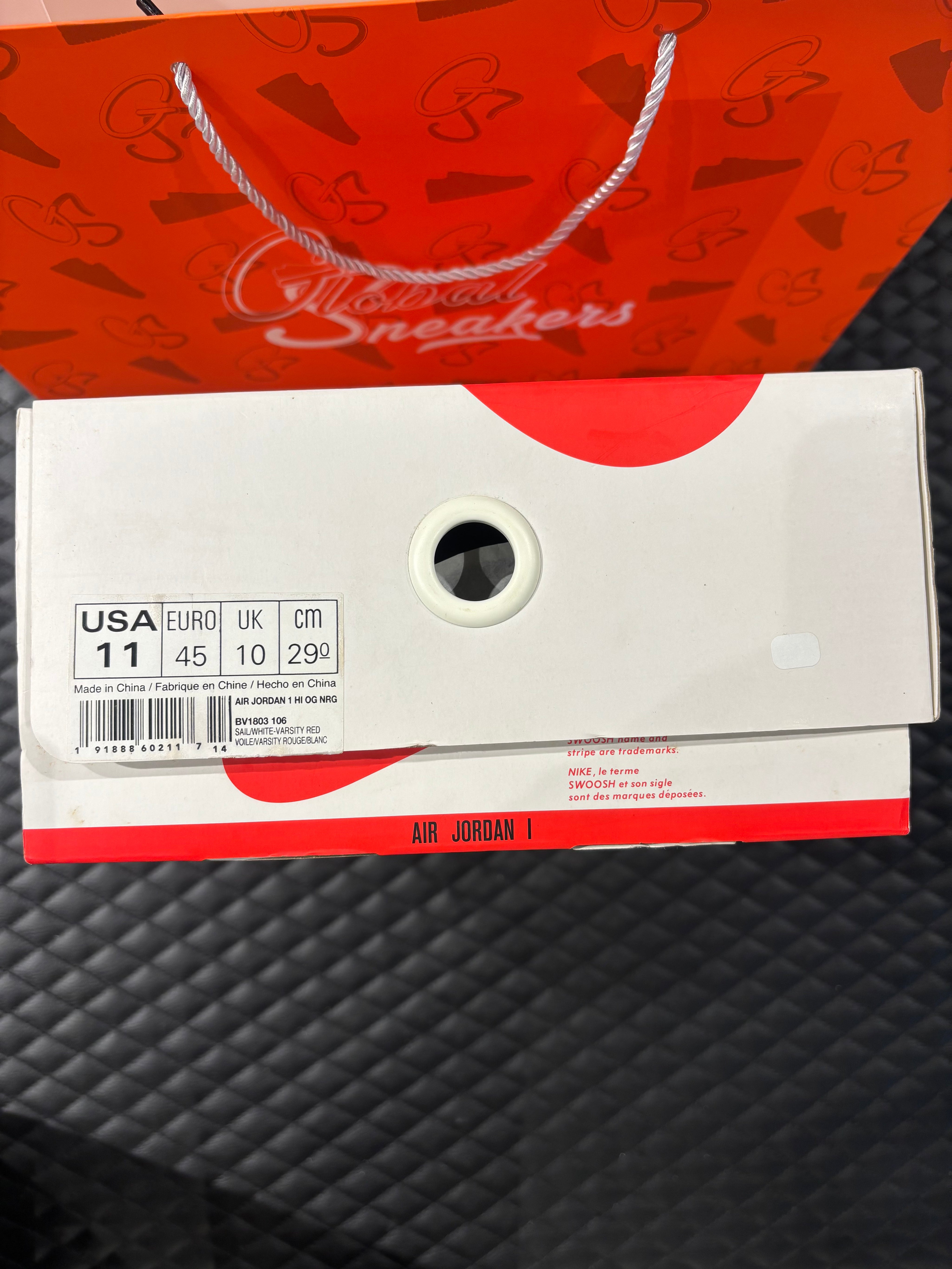 Jordan 1 High Rétro Nigel Sylvester d’occasion en état 8,5/10, cuir blanc patiné, détails crème et noirs, sneaker avec boîte.