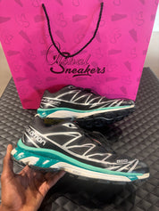 Salomon XT-6 Black d’occasion en état 7,5/10, mesh noir renforcé, détails techniques, sneaker sans boîte.

