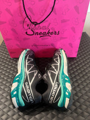 Salomon XT-6 Black d’occasion en état 7,5/10, mesh noir renforcé, détails techniques, sneaker sans boîte.
