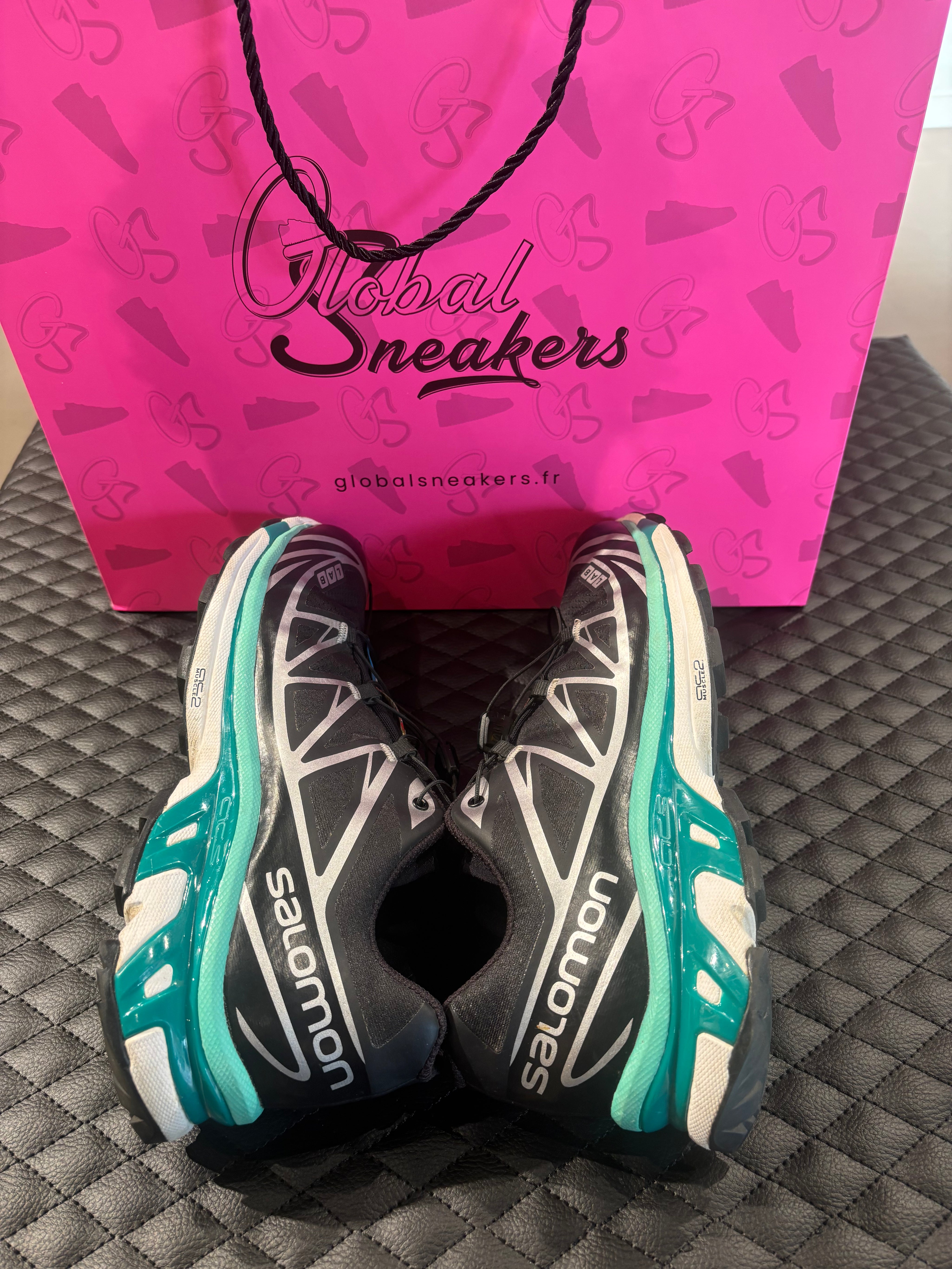 Salomon XT-6 Black d’occasion en état 7,5/10, mesh noir renforcé, détails techniques, sneaker sans boîte.
