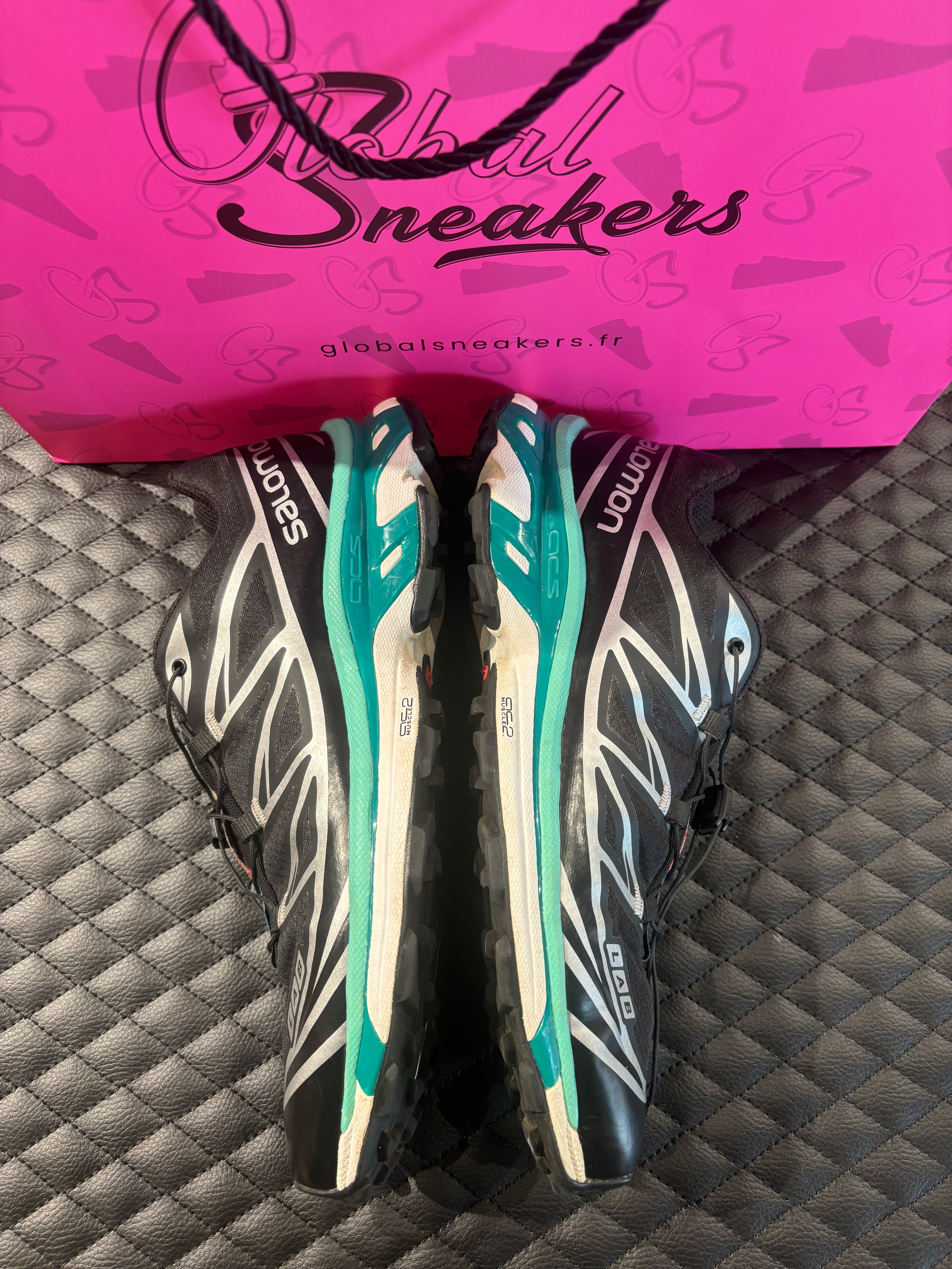 Salomon XT-6 Black d’occasion en état 7,5/10, mesh noir renforcé, détails techniques, sneaker sans boîte.
