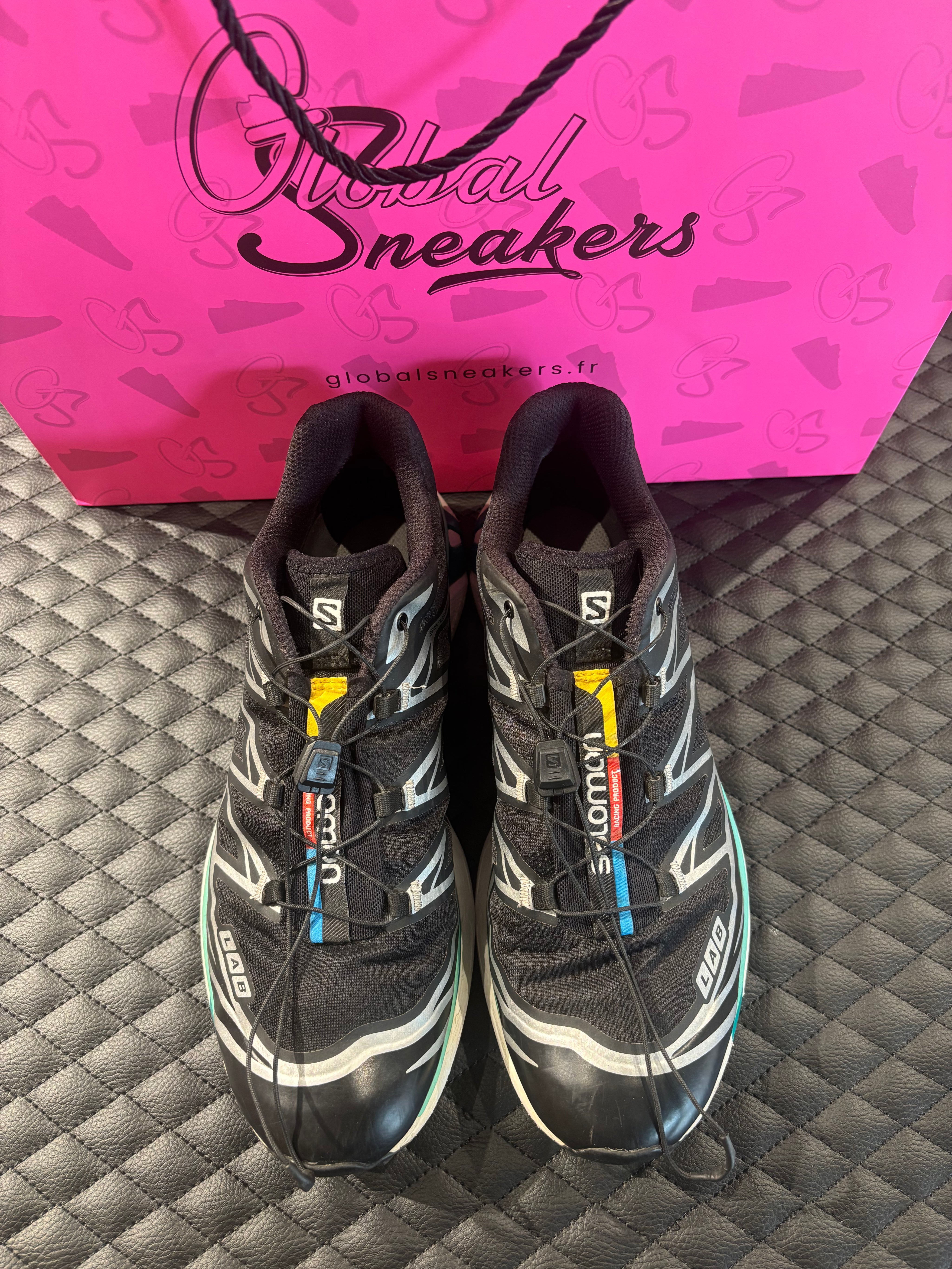 Salomon XT-6 Black d’occasion en état 7,5/10, mesh noir renforcé, détails techniques, sneaker sans boîte.
