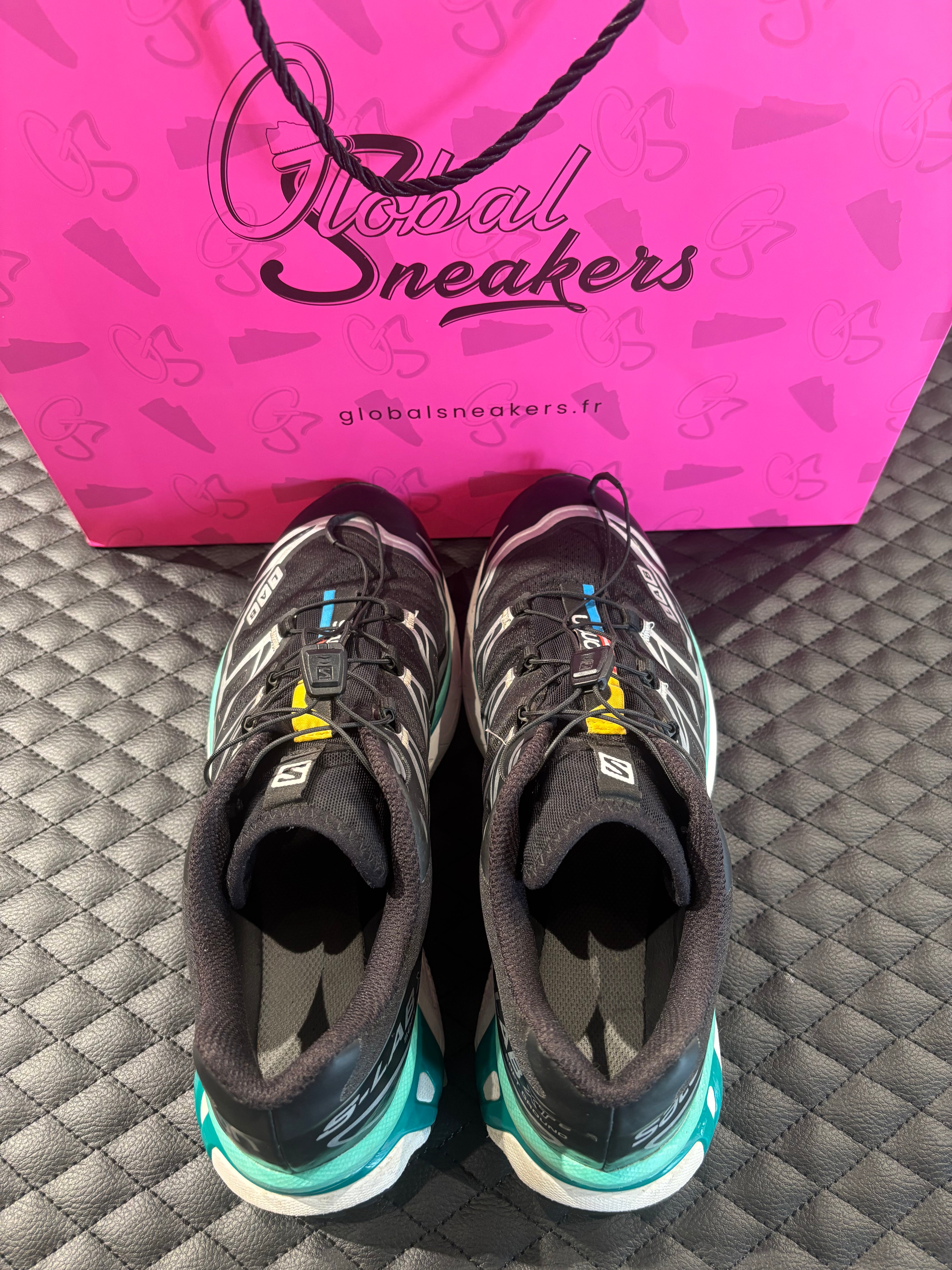 Salomon XT-6 Black d’occasion en état 7,5/10, mesh noir renforcé, détails techniques, sneaker sans boîte.
