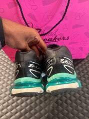 Salomon XT-6 Black d’occasion en état 7,5/10, mesh noir renforcé, détails techniques, sneaker sans boîte.
