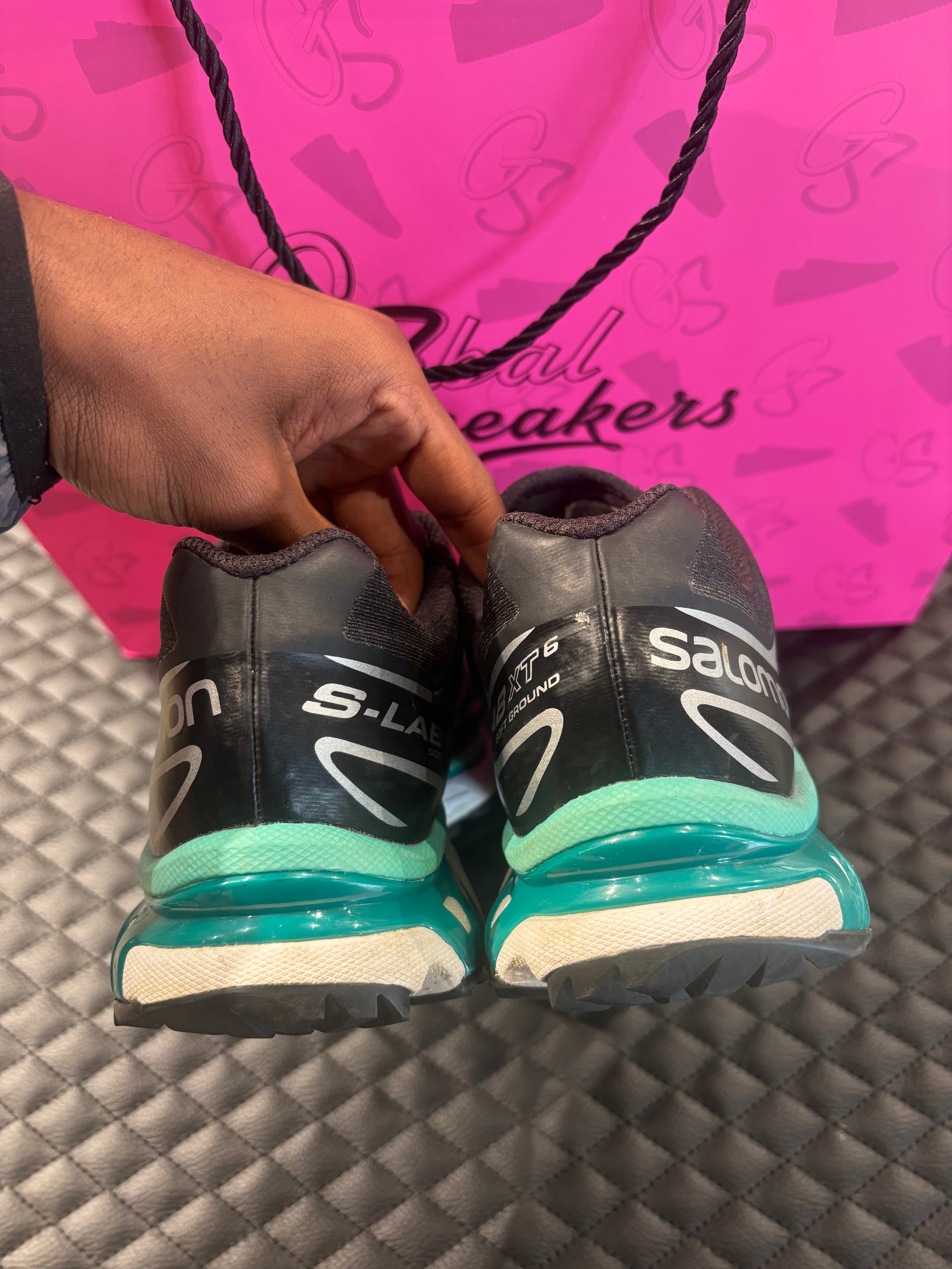 Salomon XT-6 Black d’occasion en état 7,5/10, mesh noir renforcé, détails techniques, sneaker sans boîte.
