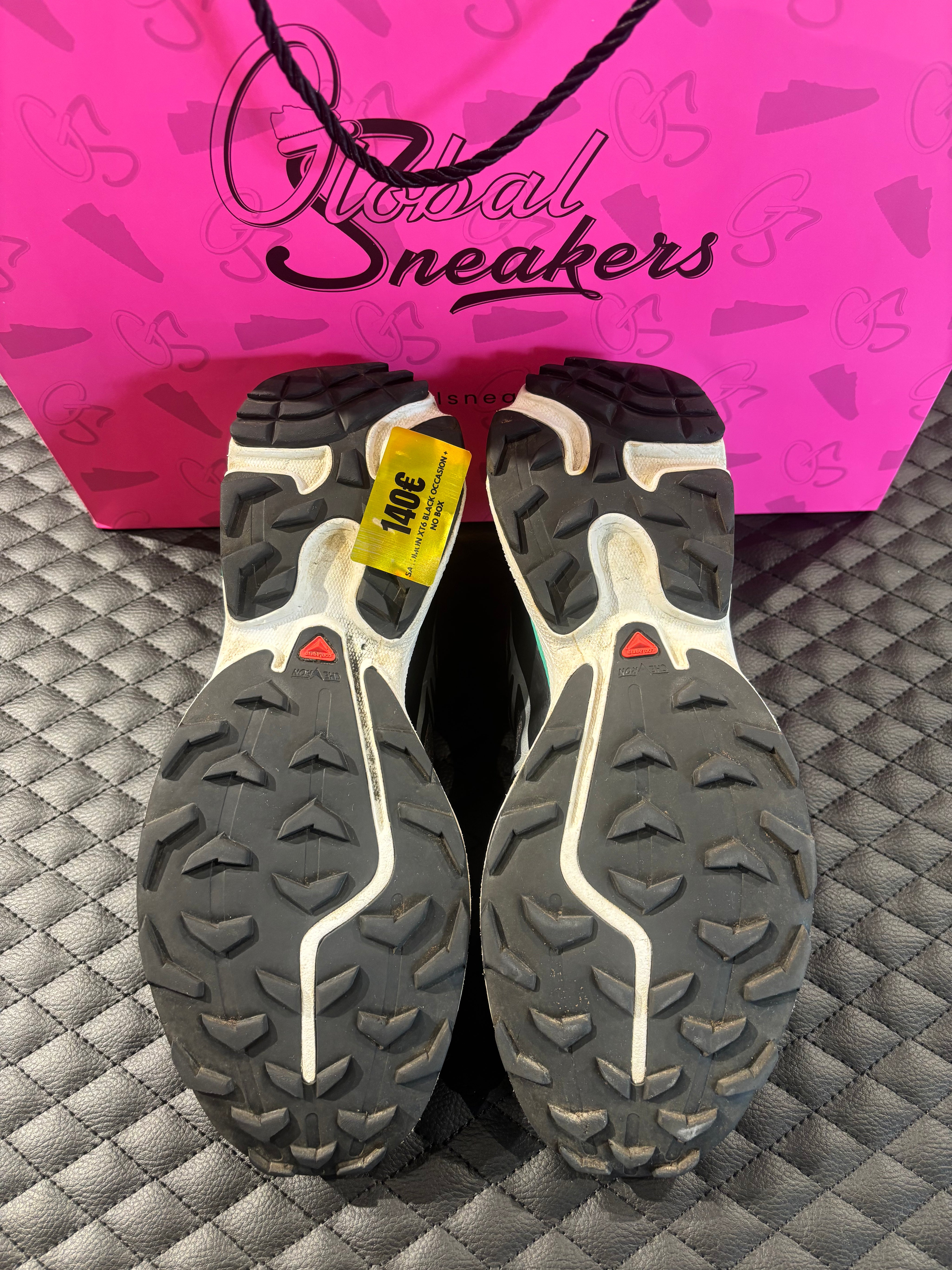 Salomon XT-6 Black d’occasion en état 7,5/10, mesh noir renforcé, détails techniques, sneaker sans boîte.
